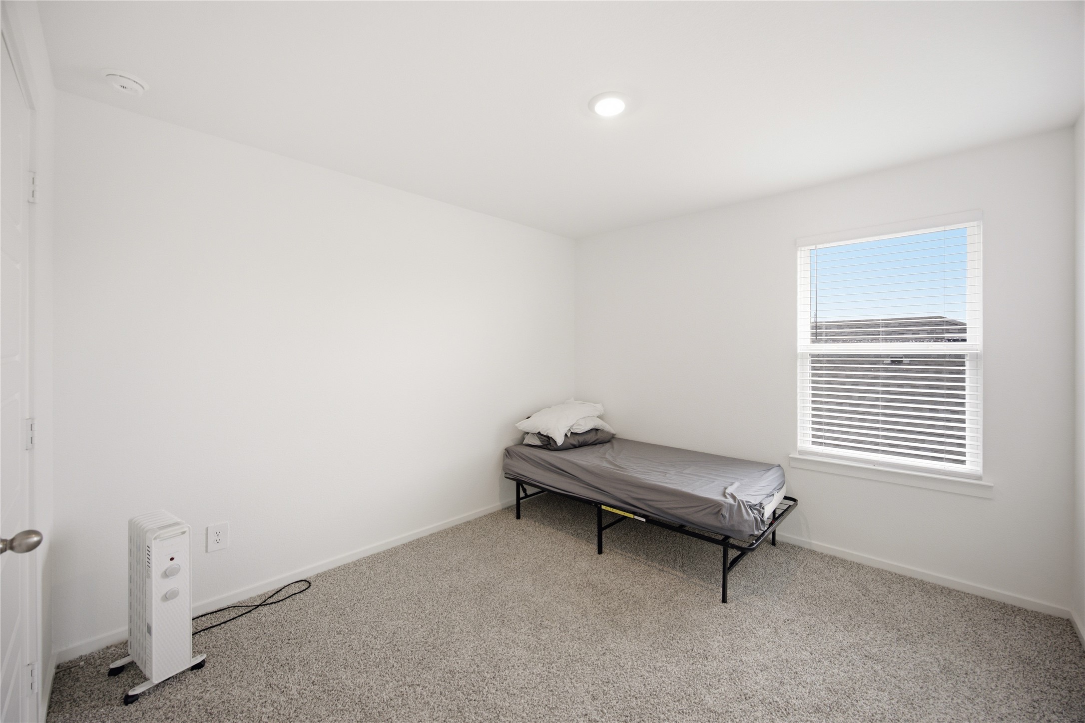 7 Robin Court Angleton, TX 77515 - Photo 18 of 27 Guest bedroom — Comfortable guest bedroom with natural light.