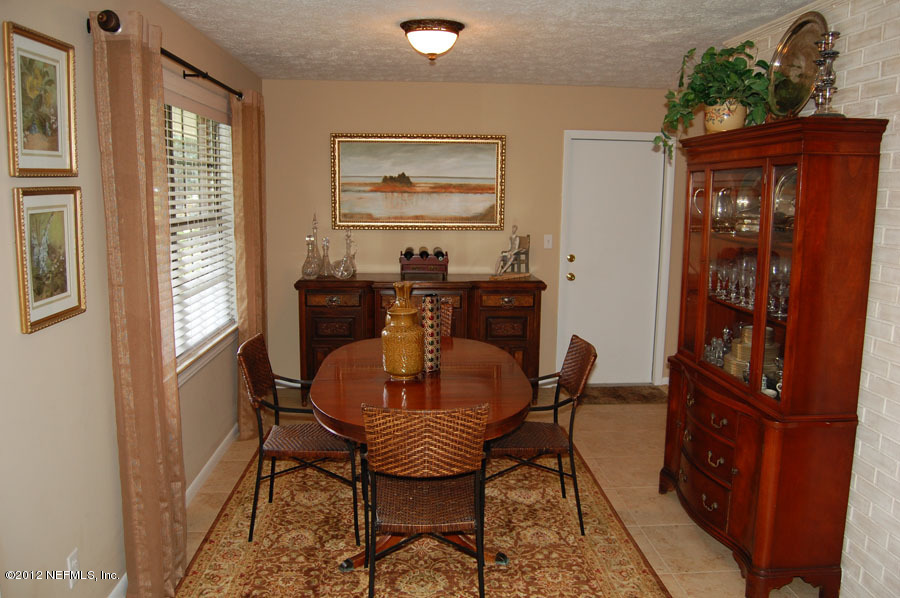 6675 Brooklyn Bay Road Keystone Heights, FL 32656 - Photo 11 of 16 a dining room with furniture and window