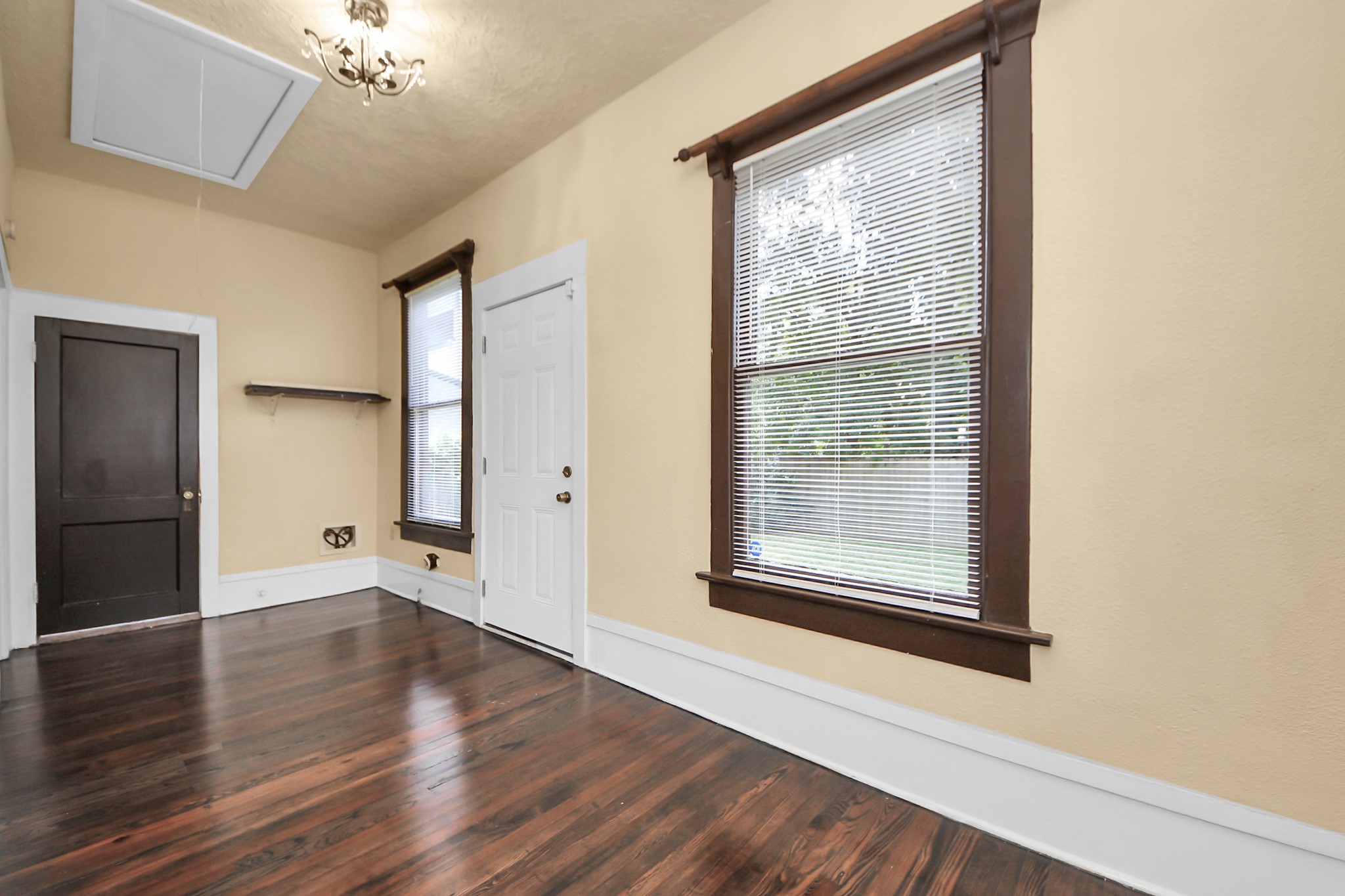 1211 Bingham Street Houston, TX 77007 - Photo 31 of 48 a view of an empty room with wooden floor and a window