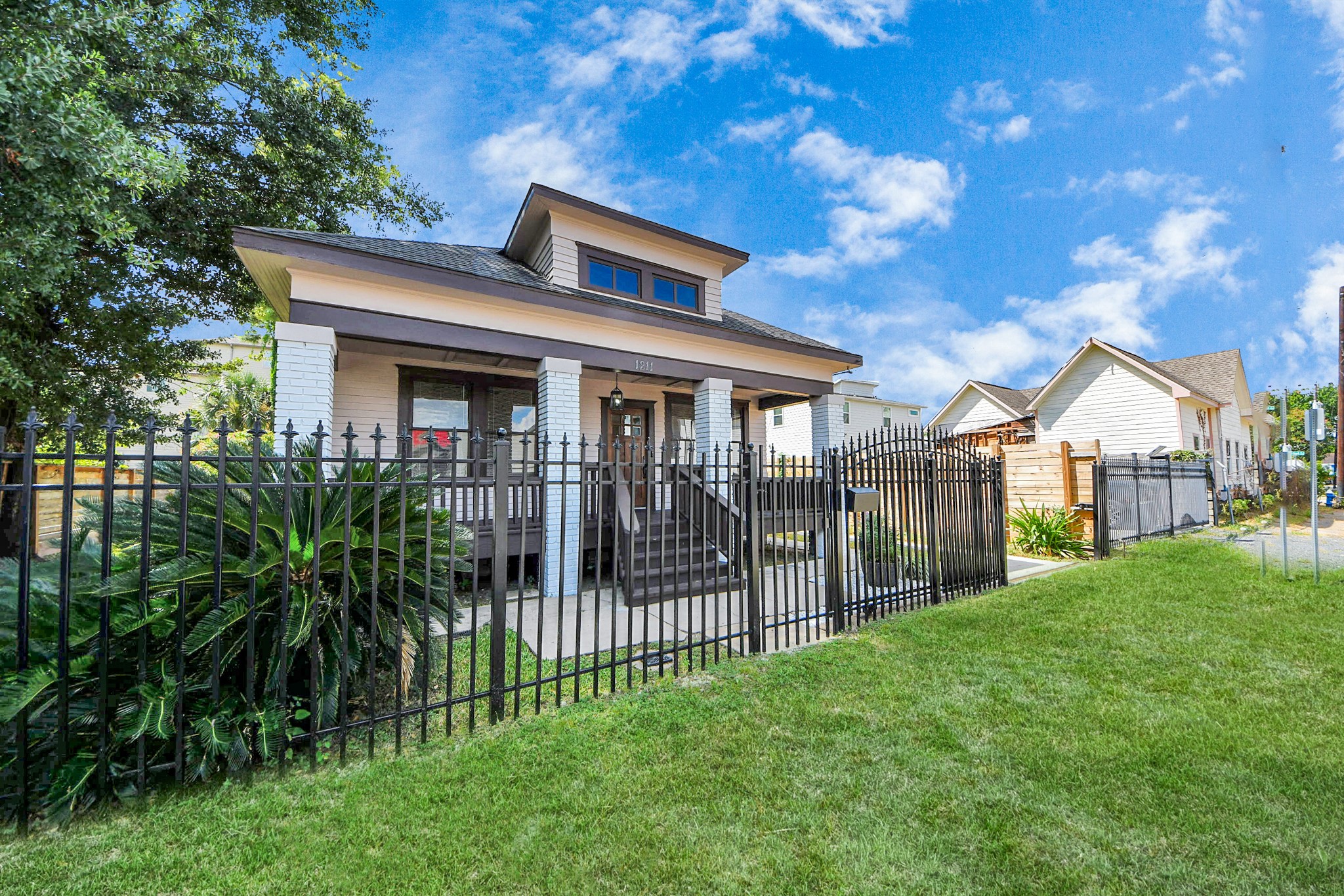 1211 Bingham Street Houston, TX 77007 - Photo 40 of 48 a front view of a house with a yard
