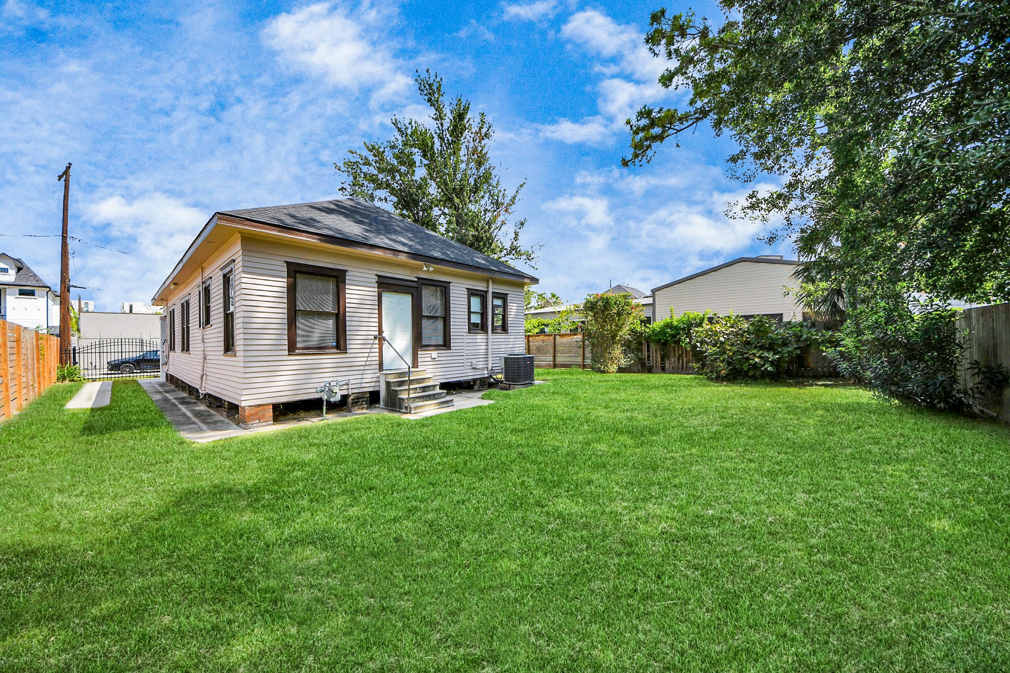 1211 Bingham Street Houston, TX 77007 - Photo 42 of 48 a front view of a house with garden