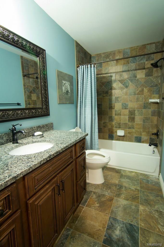 3445 Hazelton Avenue Rochester, MI 48307 - Photo 22 of 26 Full Bath_50percent.jpg
