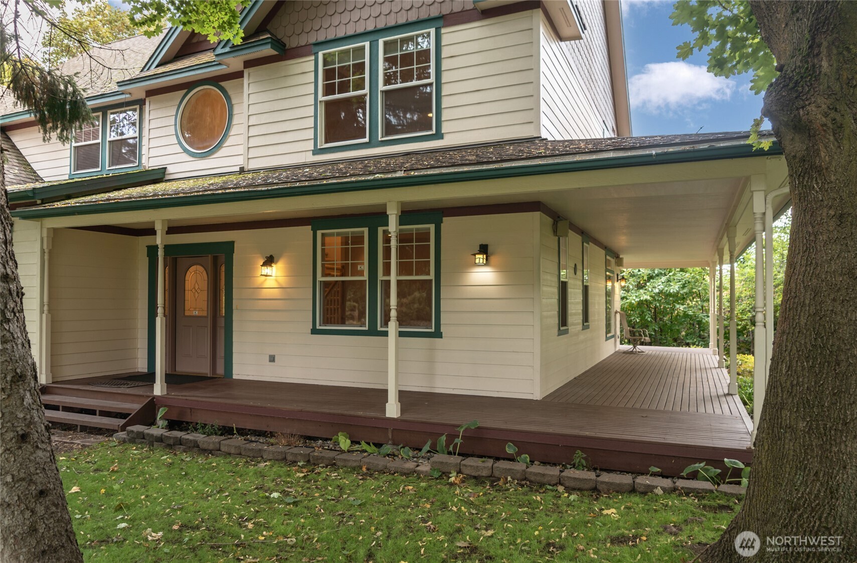 6005 Sunset Highway Cashmere, WA 98815 - Photo 1 of 40 a front view of a house with a yard