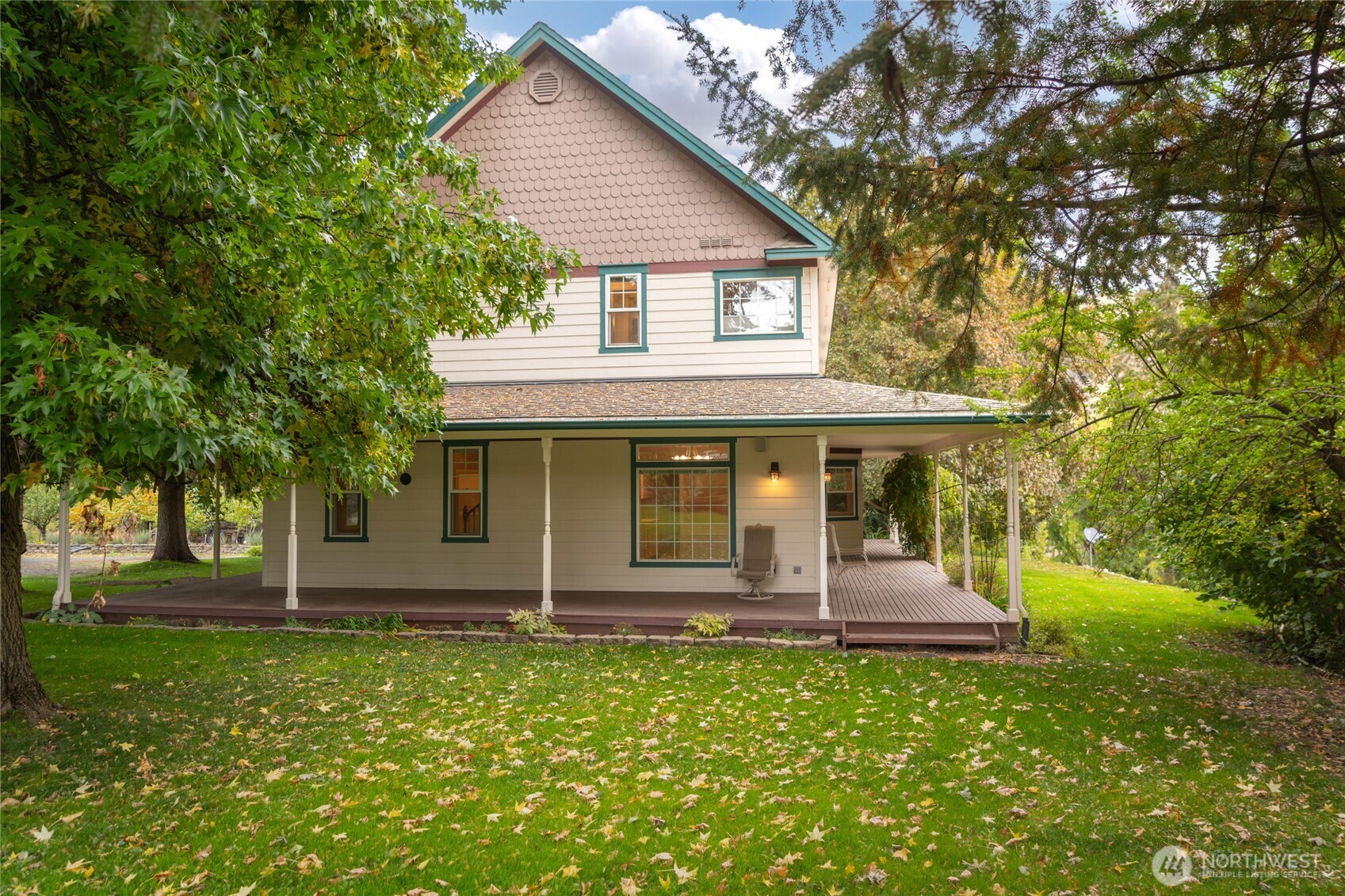 6005 Sunset Highway Cashmere, WA 98815 - Photo 2 of 40 a front view of a house with a yard