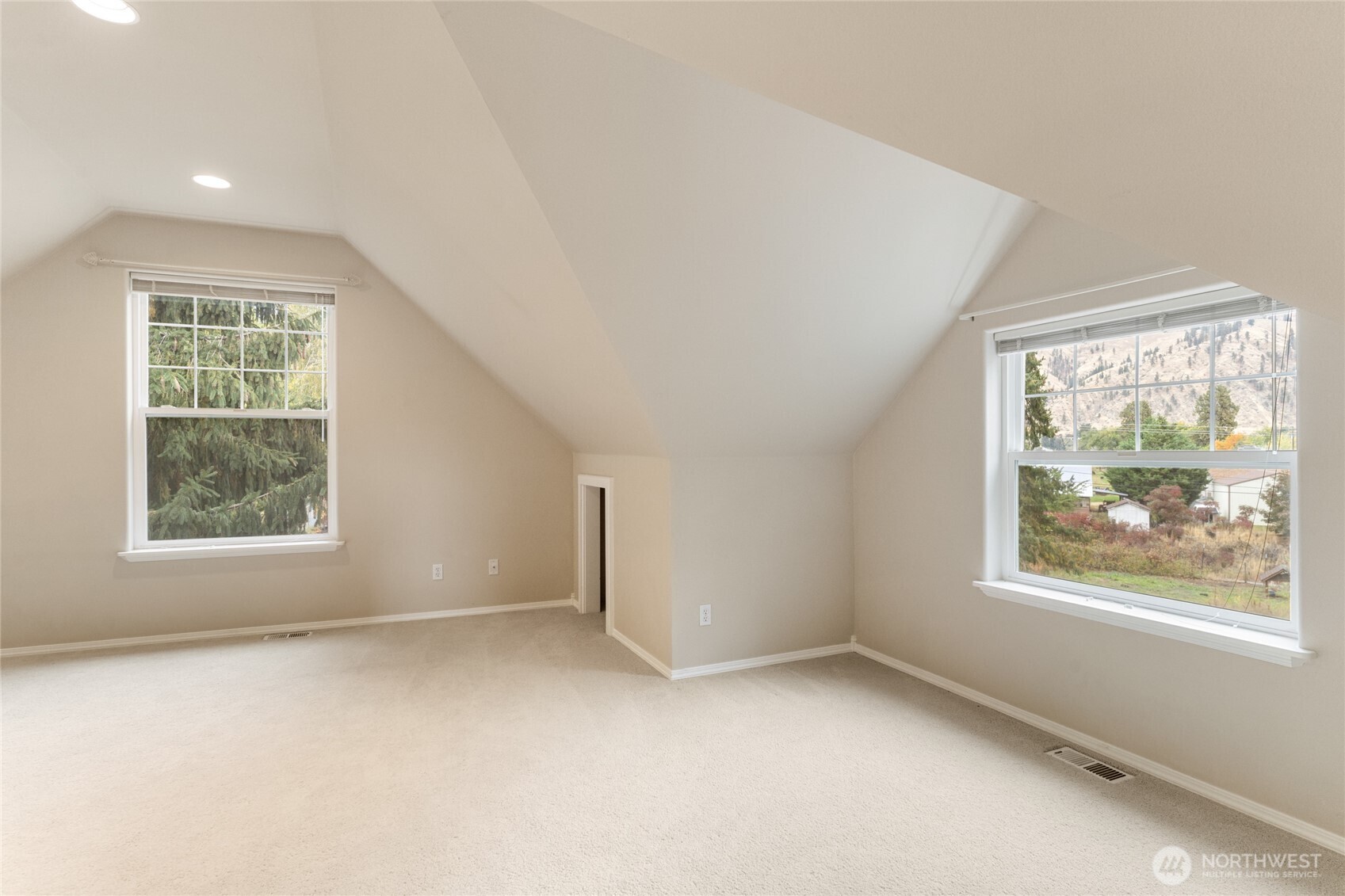 6005 Sunset Highway Cashmere, WA 98815 - Photo 34 of 40 an empty room with windows