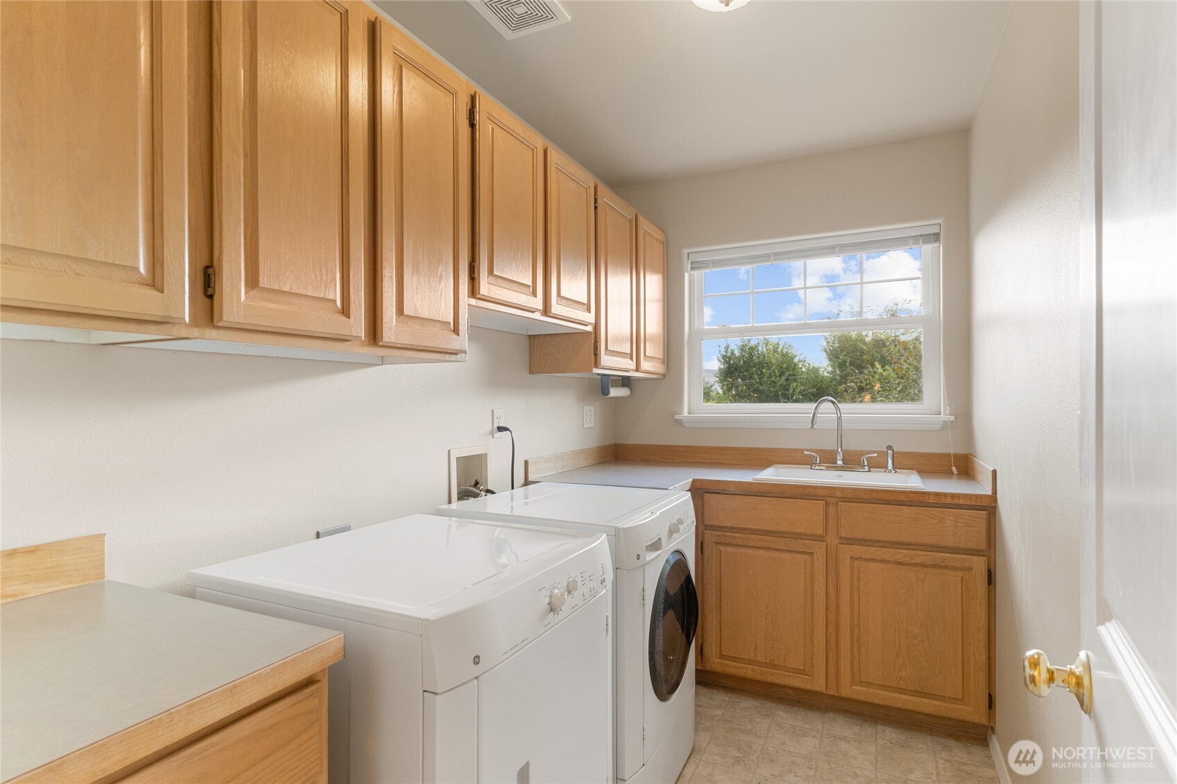 6005 Sunset Highway Cashmere, WA 98815 - Photo 39 of 40 a kitchen with a sink a stove and cabinets