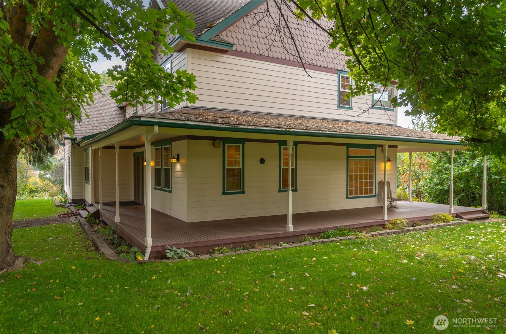 6005 Sunset Highway Cashmere, WA 98815 - Photo 40 of 40 a view of a house with a backyard