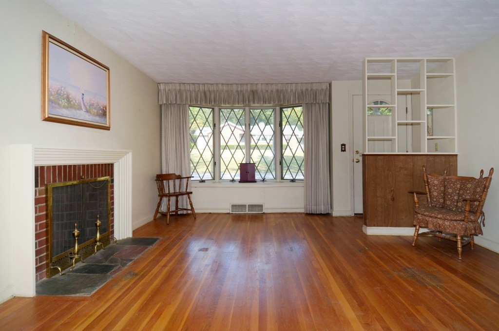 47 Border Road Reading, MA 01867 - Photo 4 of 29 Gallery Image 4