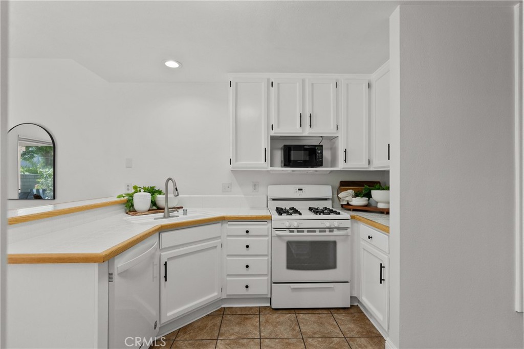 28143 Seco Canyon Road, Unit 48 Saugus, CA 91390 - Photo 15 of 42