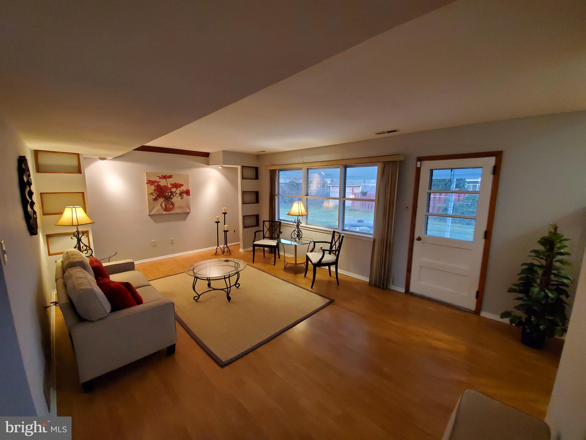 Entertain Guests in Your Large Family/Great Room!