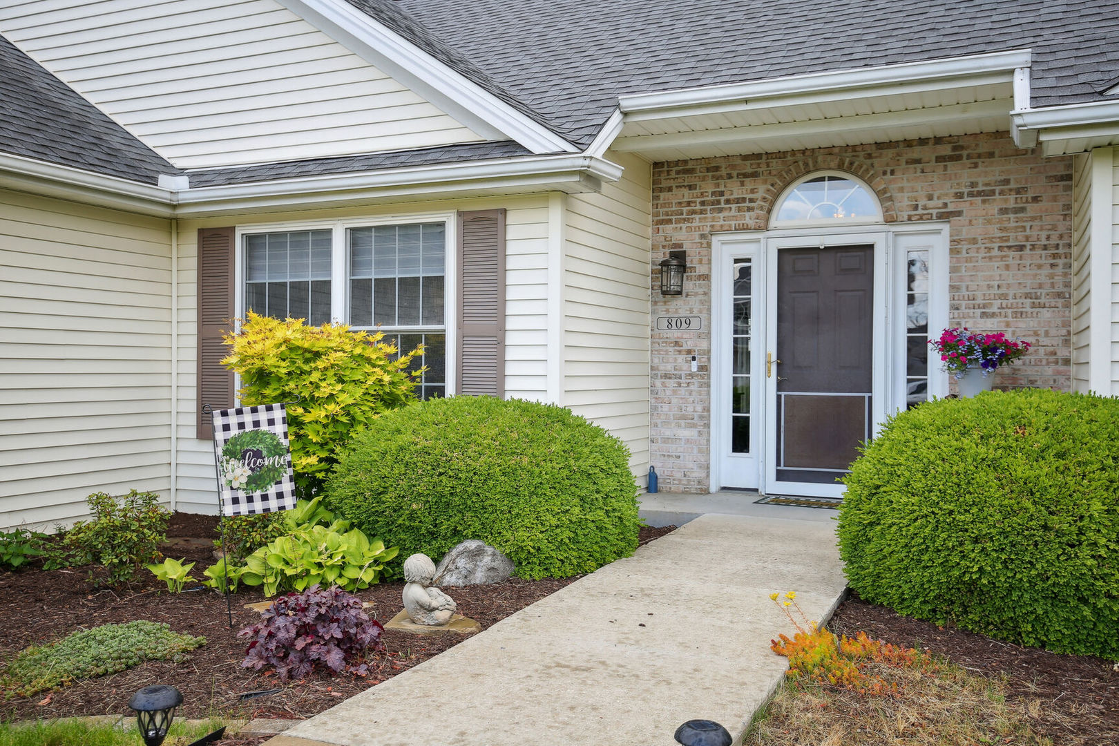 809 Lavender Drive Savoy, IL 61874 - Photo 2 of 27 a front view of a house with a garden