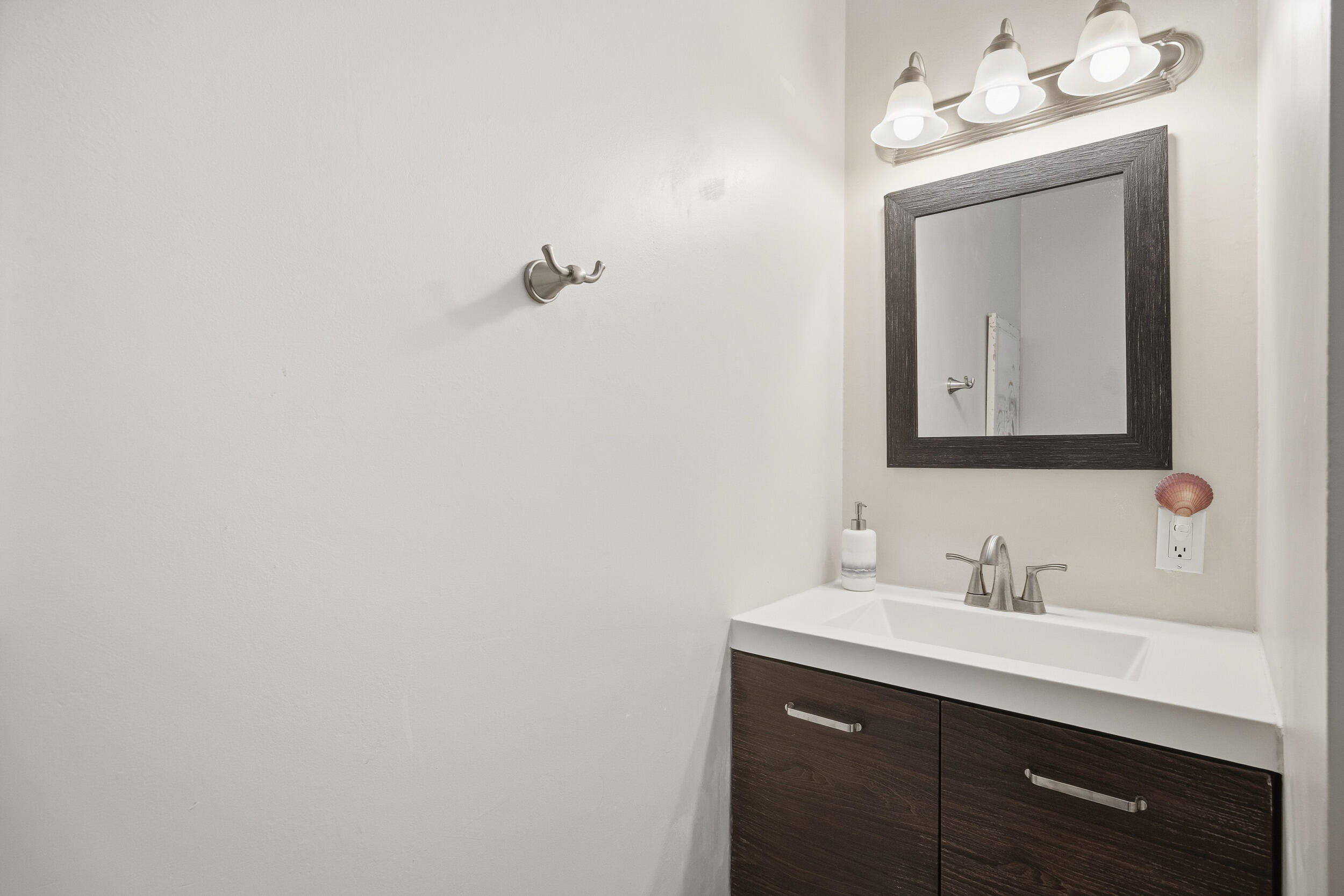 2929 Southeast Ocean Boulevard, Unit 1035 Stuart, FL 34996 - Photo 23 of 37 Master Bathroom