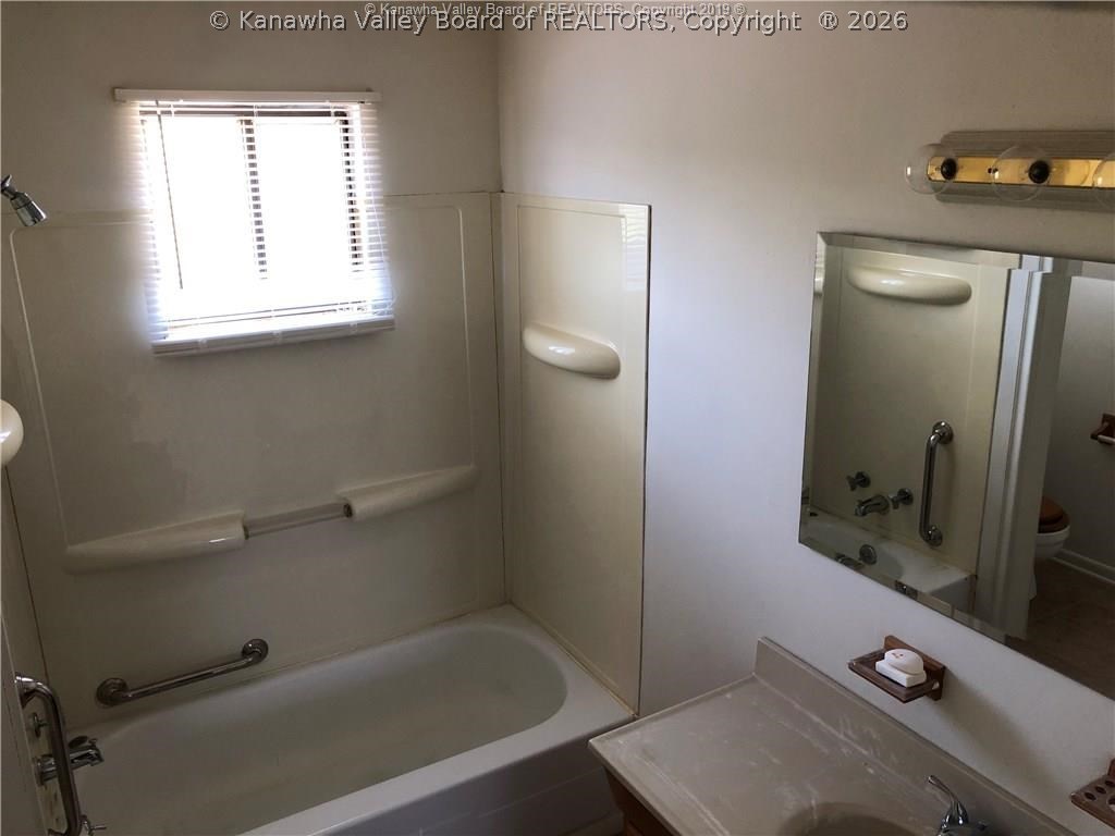123 Oakwood Road, Unit B2 Charleston, WV 25314 - Photo 12 of 15 Gallery Image 12