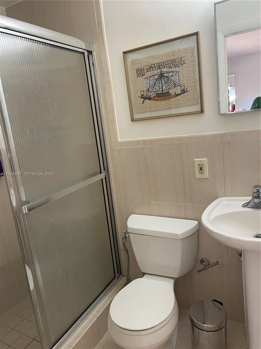 4635 Southwest 95th Avenue Miami, FL 33165 - Photo 12 of 16