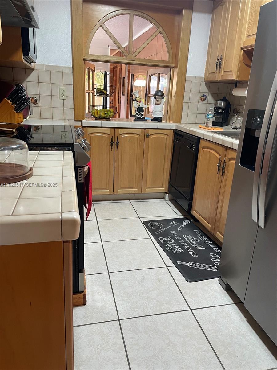 4635 Southwest 95th Avenue Miami, FL 33165 - Photo 4 of 16