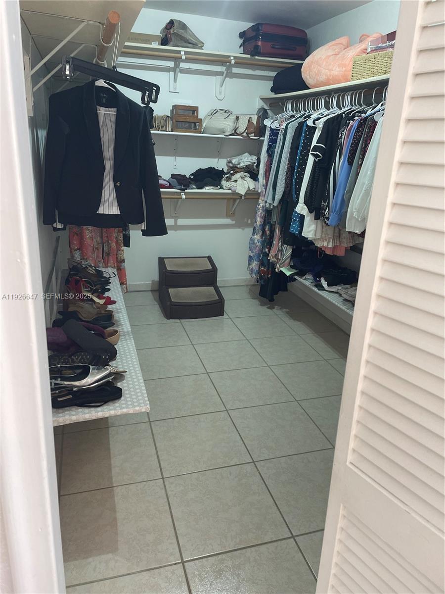 4635 Southwest 95th Avenue Miami, FL 33165 - Photo 7 of 16