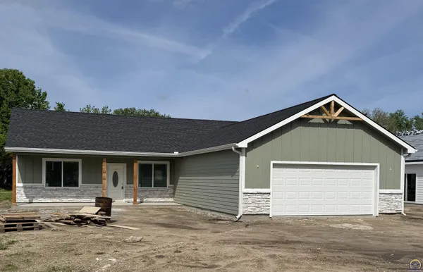 $355,000 | 409 Broadway Street, Belvue, KS 66407