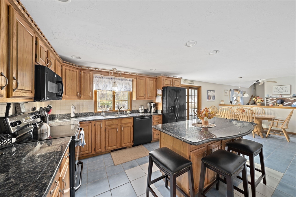 33 Tavern Way Hanson, MA 02341 - Photo 7 of 41