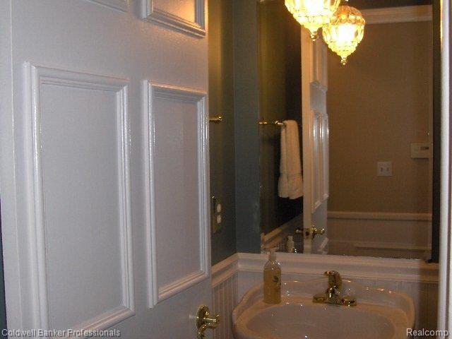 729 Rutgers Road Rochester, MI 48309 - Photo 15 of 21 Beautiful Updated Powder Room.JP