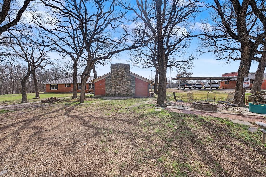 a view of a yard with a tree