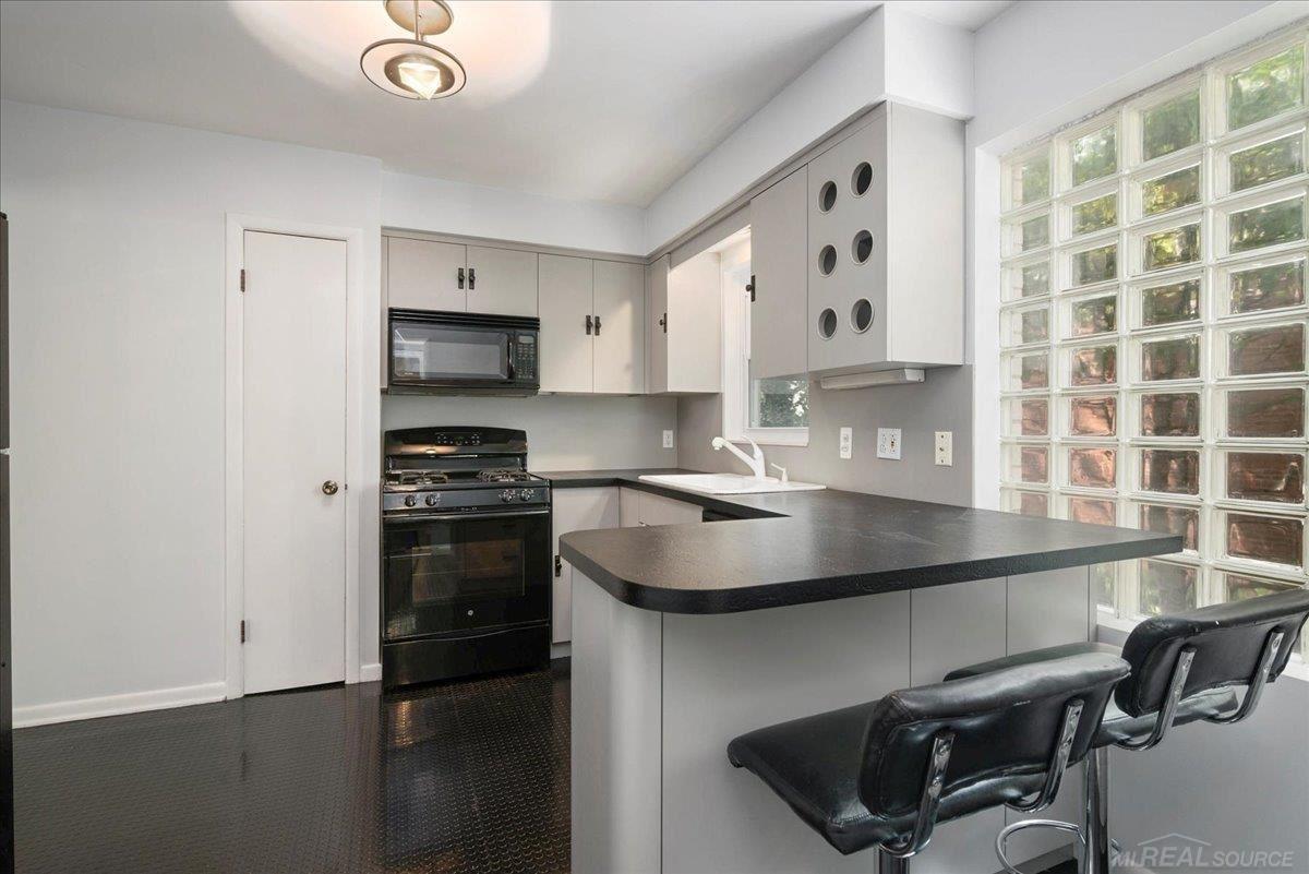 735 Harcourt Road Grosse Pointe, MI 48230 - Photo 22 of 35 Lower unit kitchen