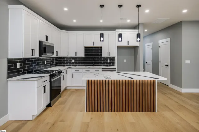 $1,950 | 610 North Shamrock Avenue, Landrum, SC 29356