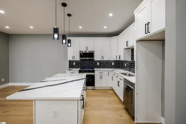 $1,950 | 610 North Shamrock Avenue, Landrum, SC 29356