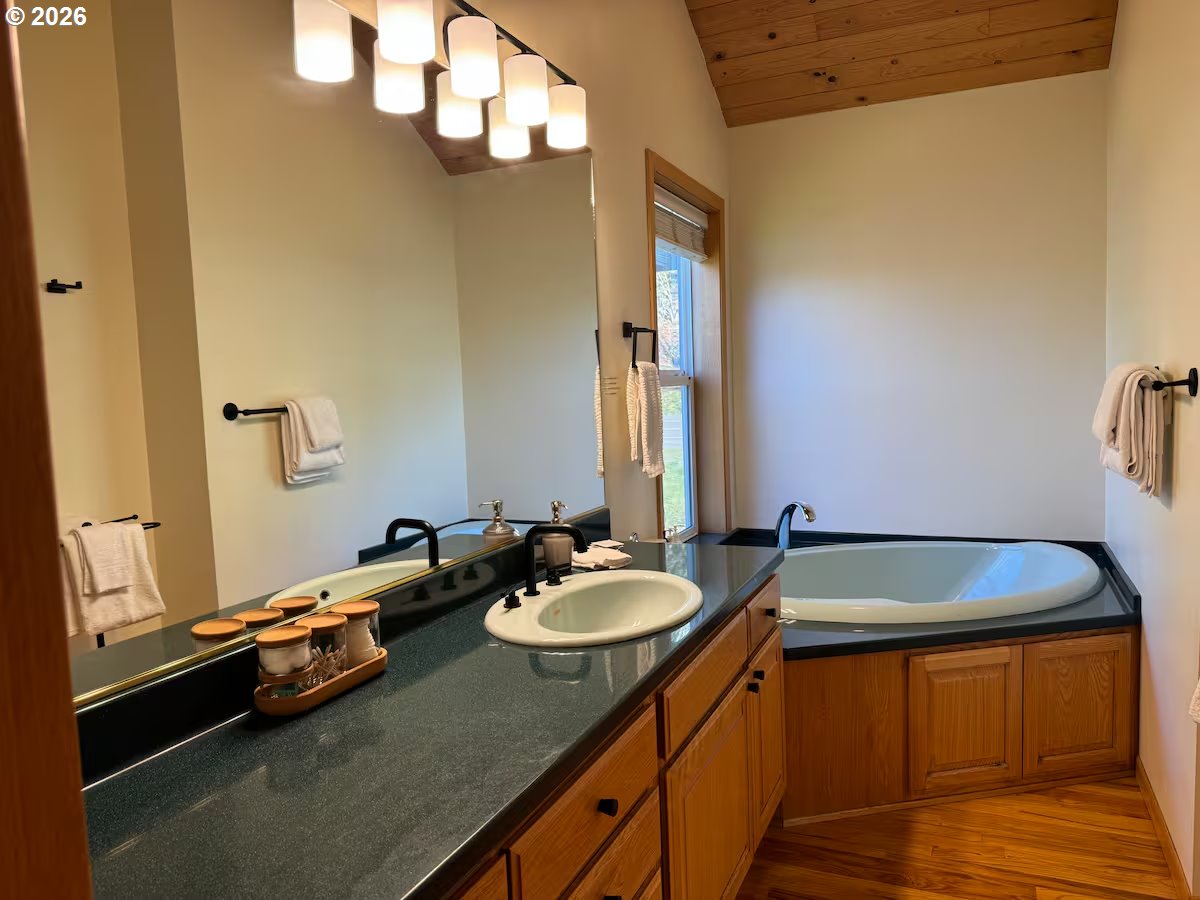 10298 Highway 126 Mapleton, OR 97453 - Photo 20 of 35 En Suite Bathroom