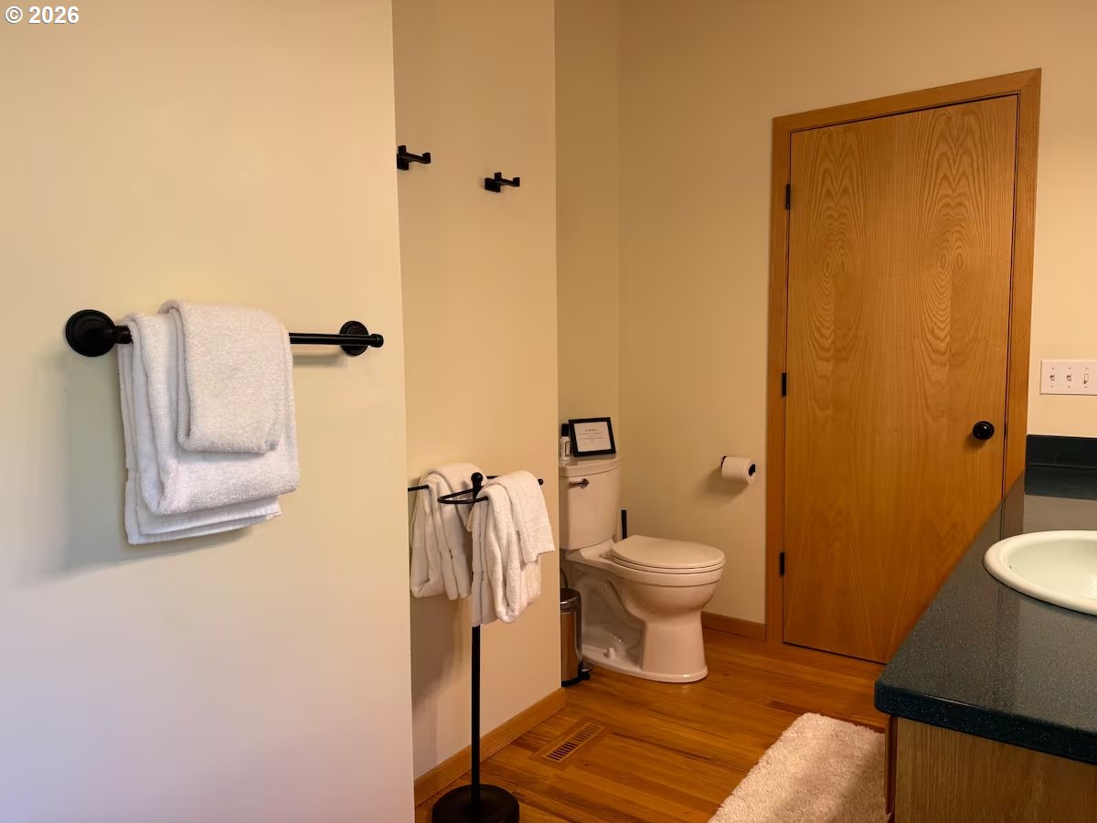 10298 Highway 126 Mapleton, OR 97453 - Photo 22 of 35 En Suite Bathroom