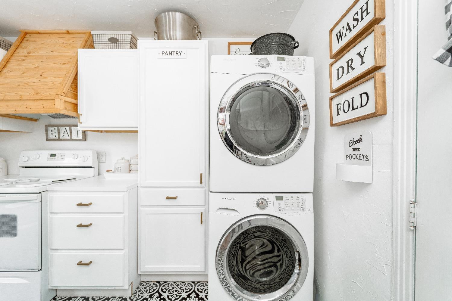 2504 42nd Street Lubbock, TX 79413 - Photo 11 of 24 a utility room with dryer and washer