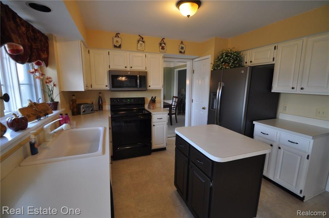 1696 Grandview Drive Rochester, MI 48306 - Photo 11 of 32 11.JPG
