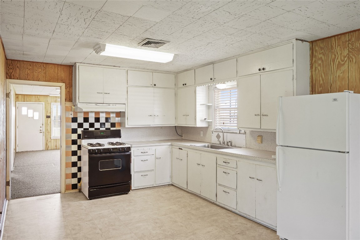 6407 Pleak Road Richmond, TX 77469 - Photo 8 of 22 a kitchen with stainless steel appliances granite countertop a stove a sink and a refrigerator