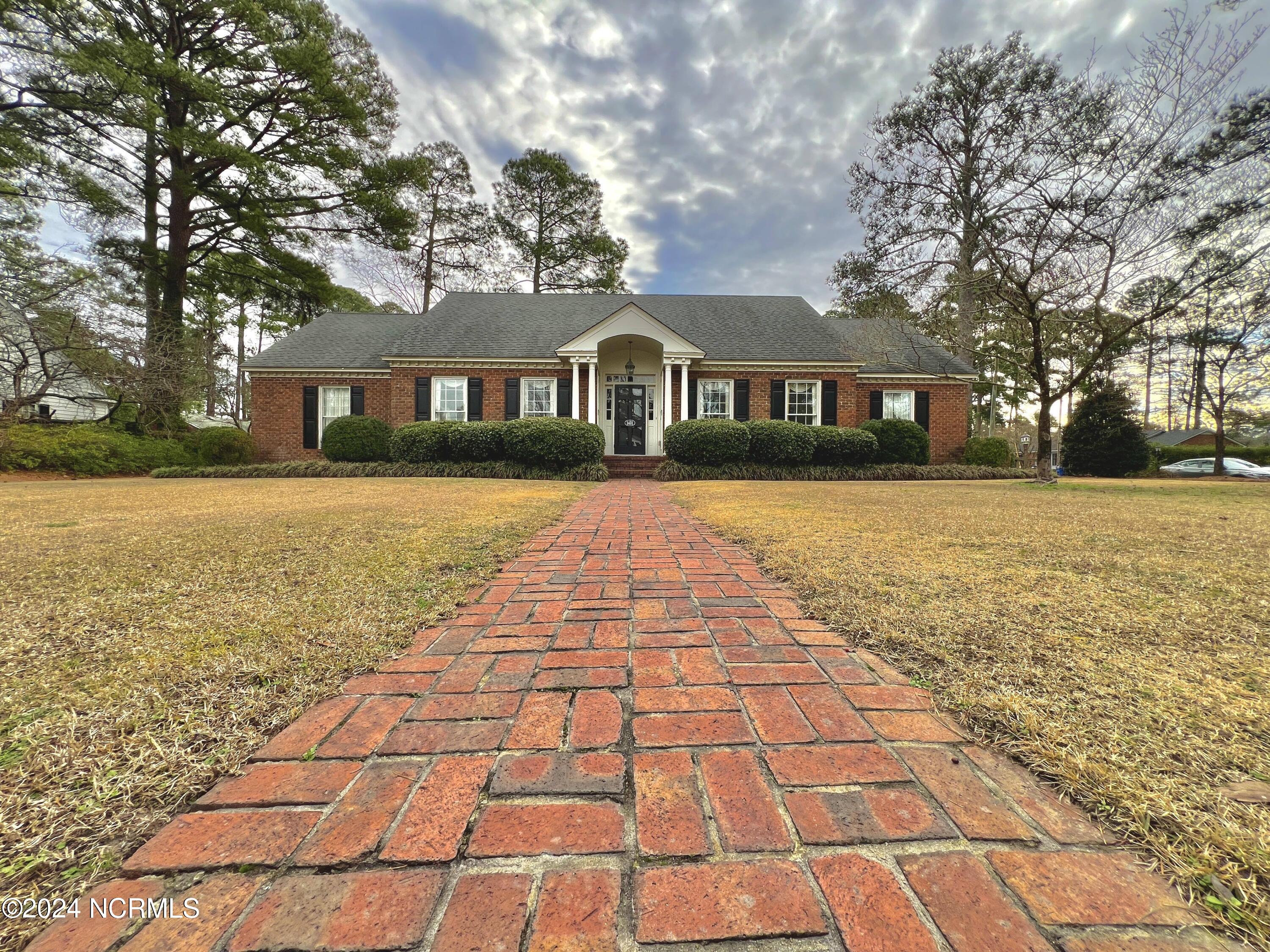 1401 Greenbriar Road Kinston, NC 28501 - Photo 3 of 91 413176144_2777521195735518_1348029613841