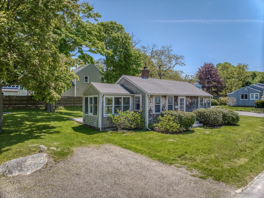 18 Smith Road Rockport, MA 01966 - Photo 5 of 28 a front view of a house with garden
