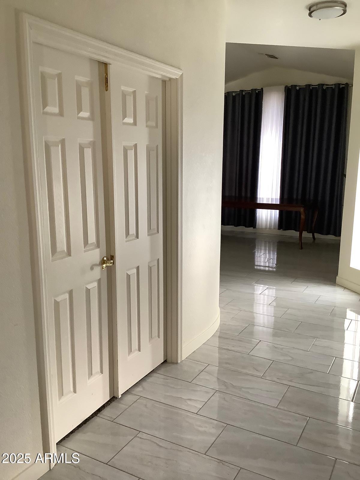 590 South Neely Street Gilbert, AZ 85233 - Photo 7 of 21 a view of gallery with window