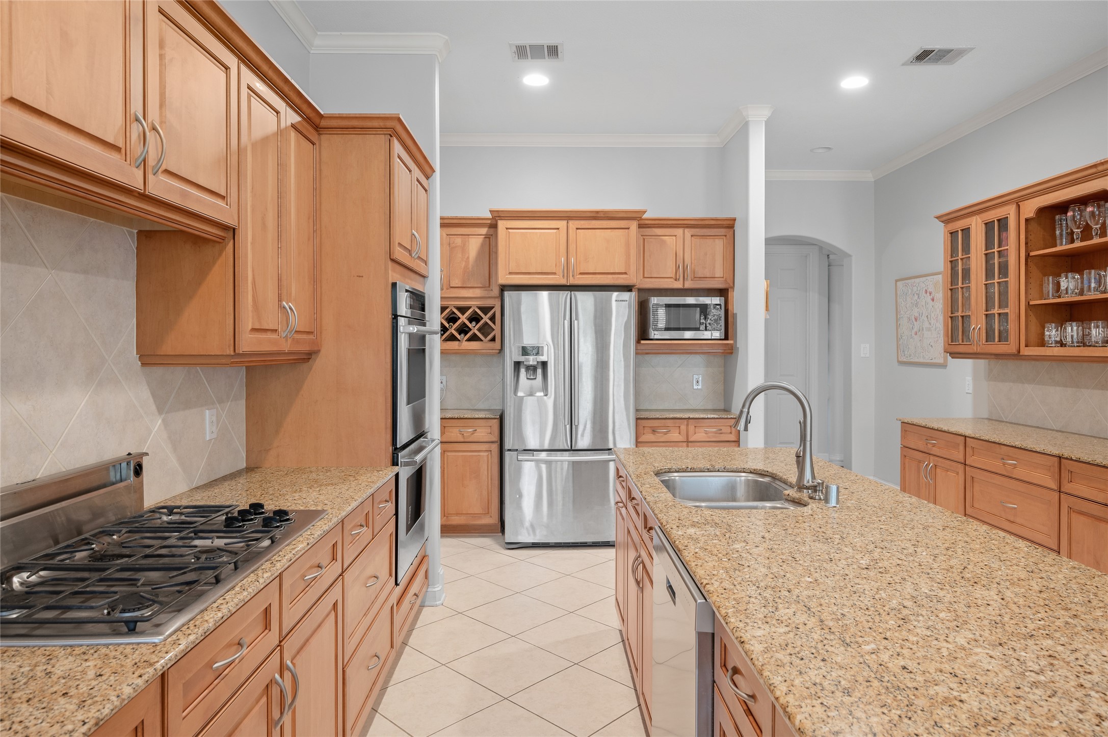 13622 Ashley Run Houston, TX 77077 - Photo 9 of 39 Large kitchen with gas stove top