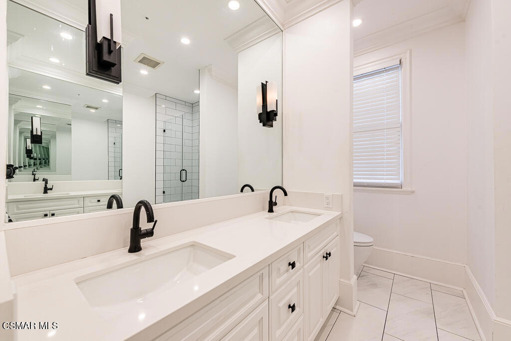 508 West Stafford Road Thousand Oaks, CA 91361 - Photo 20 of 35 a spacious bathroom with a bathtub sink and mirror