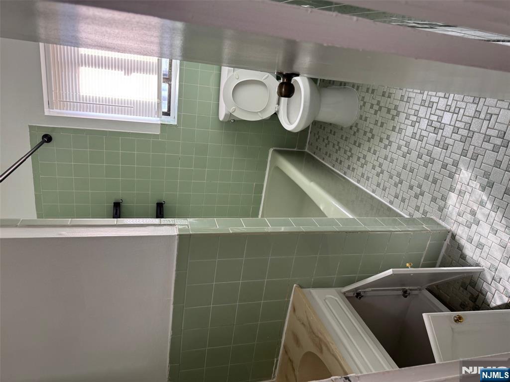 340 Hudson Street, Unit 44 Hackensack, NJ 07601 - Photo 2 of 8 a bathroom with a sink a toilet and a bathtub