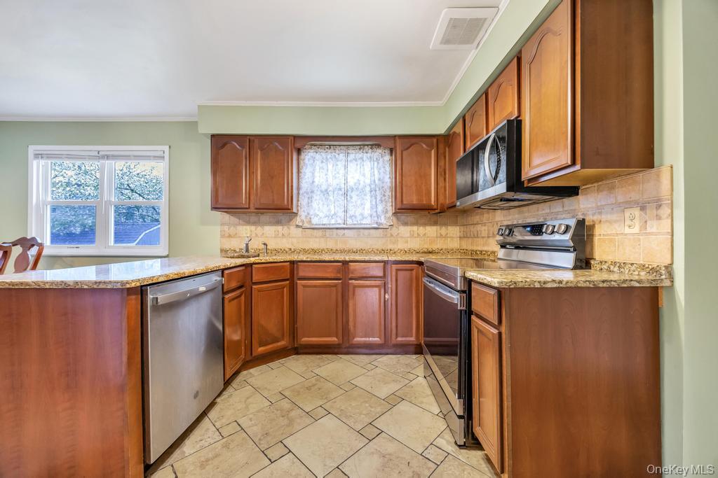 25 Gould Road Centereach, NY 11720 - Photo 11 of 47