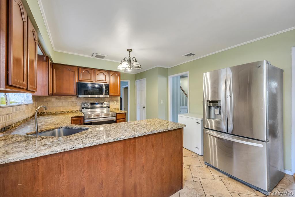 25 Gould Road Centereach, NY 11720 - Photo 10 of 47