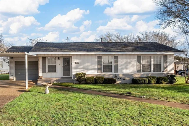 $199,800 | 1307 West 5th Street, McGregor, TX 76657