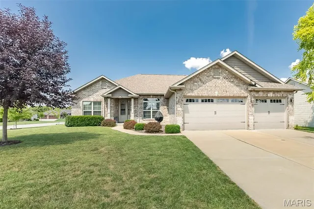 $487,500 | 113 Stonebridge Crossing Drive, Maryville, IL 62062