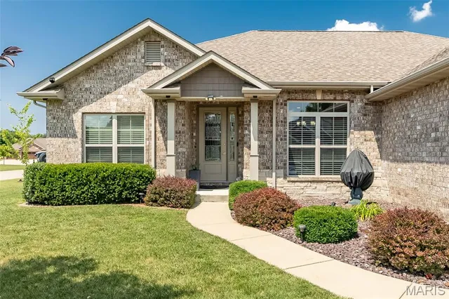 $487,500 | 113 Stonebridge Crossing Drive, Maryville, IL 62062