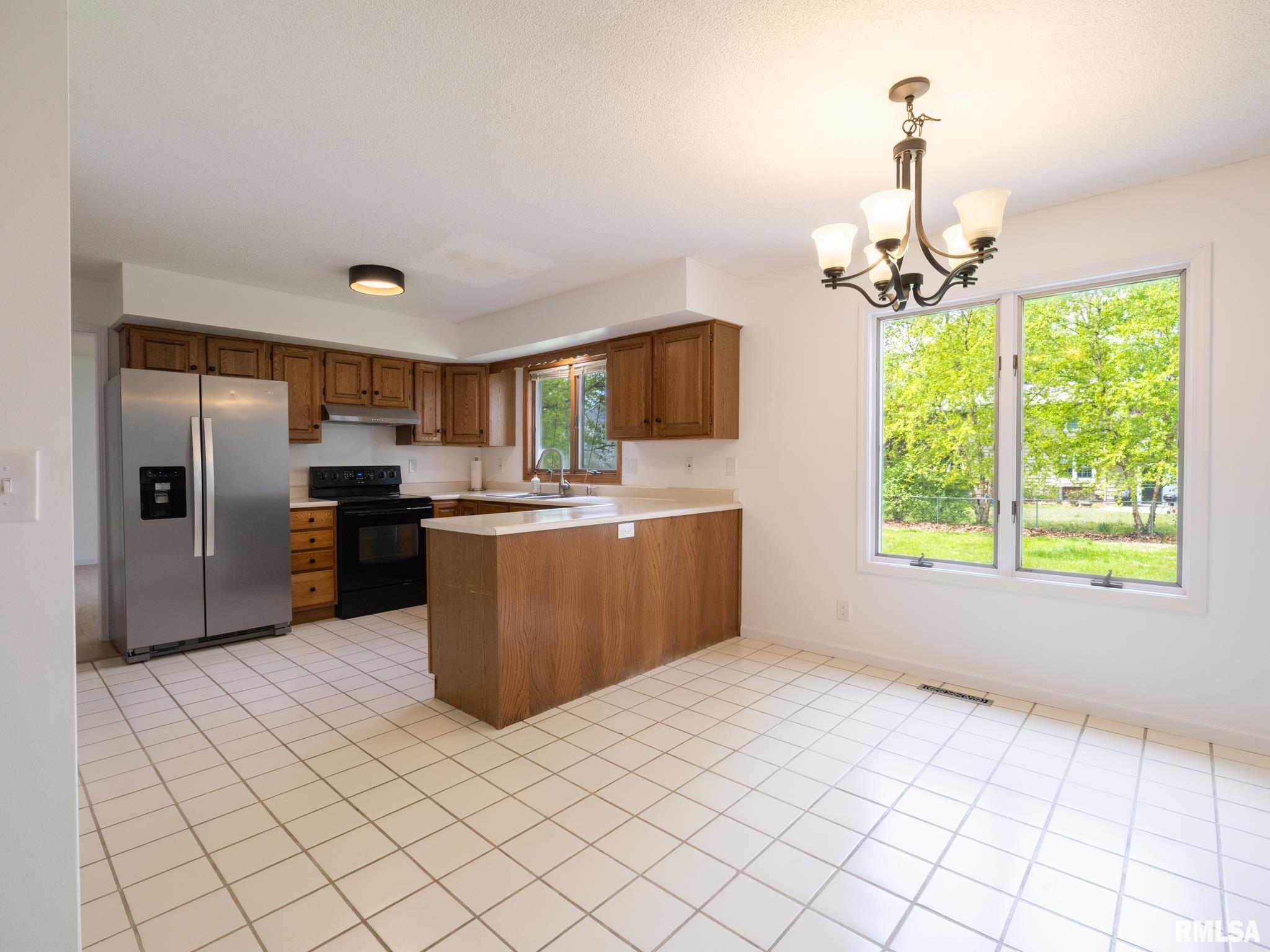 6607 North Camelot Road Peoria, IL 61615 - Photo 7 of 75