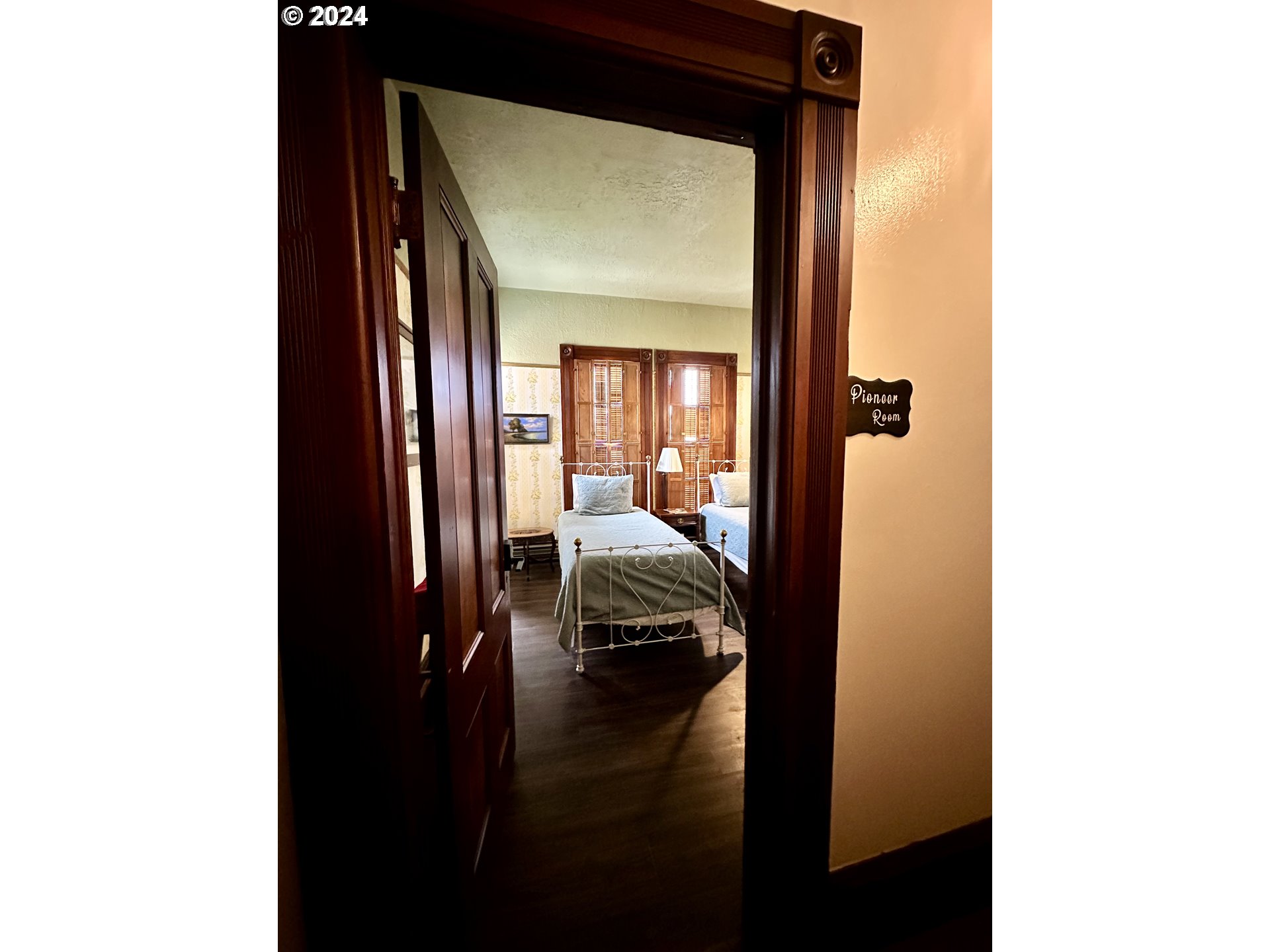 1790 Washington Avenue Baker City, OR 97814 - Photo 20 of 42 a en suite bathroom with a sink