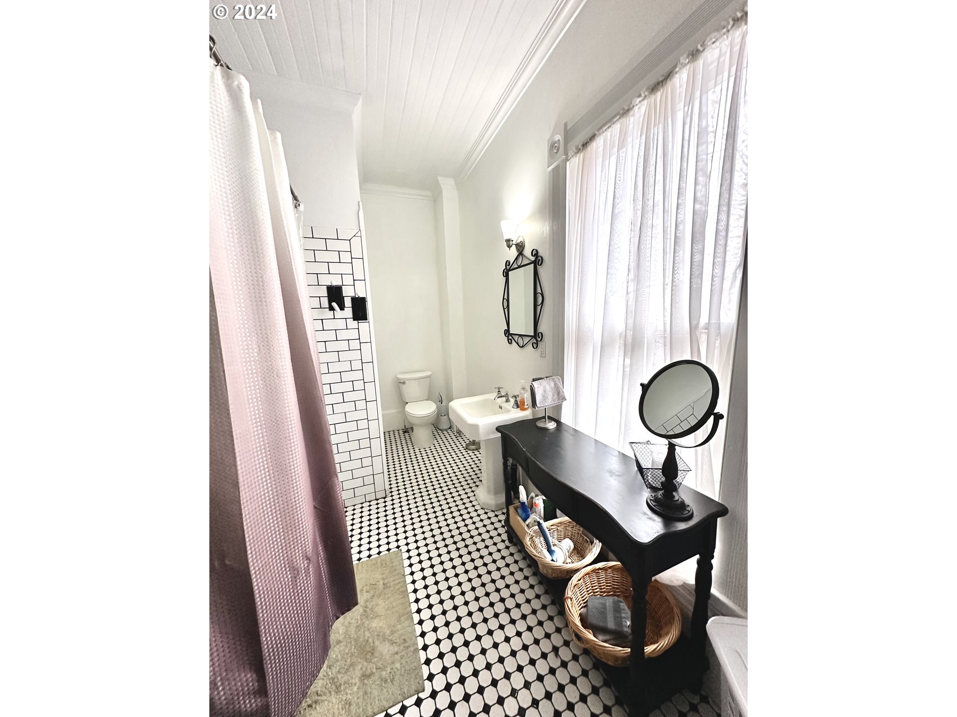 1790 Washington Avenue Baker City, OR 97814 - Photo 29 of 42 a living room with furniture and a window