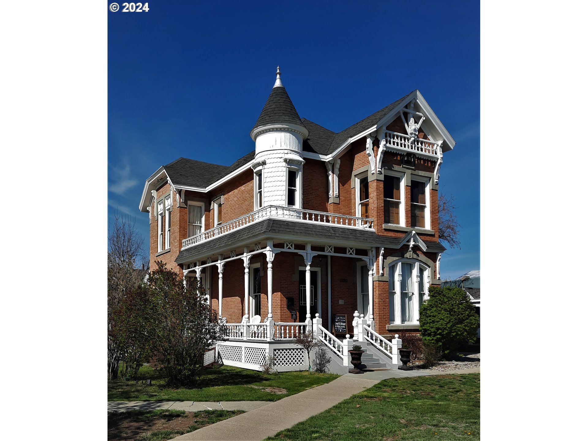 1790 Washington Avenue Baker City, OR 97814 - Photo 40 of 42 a front view of a house with a yard