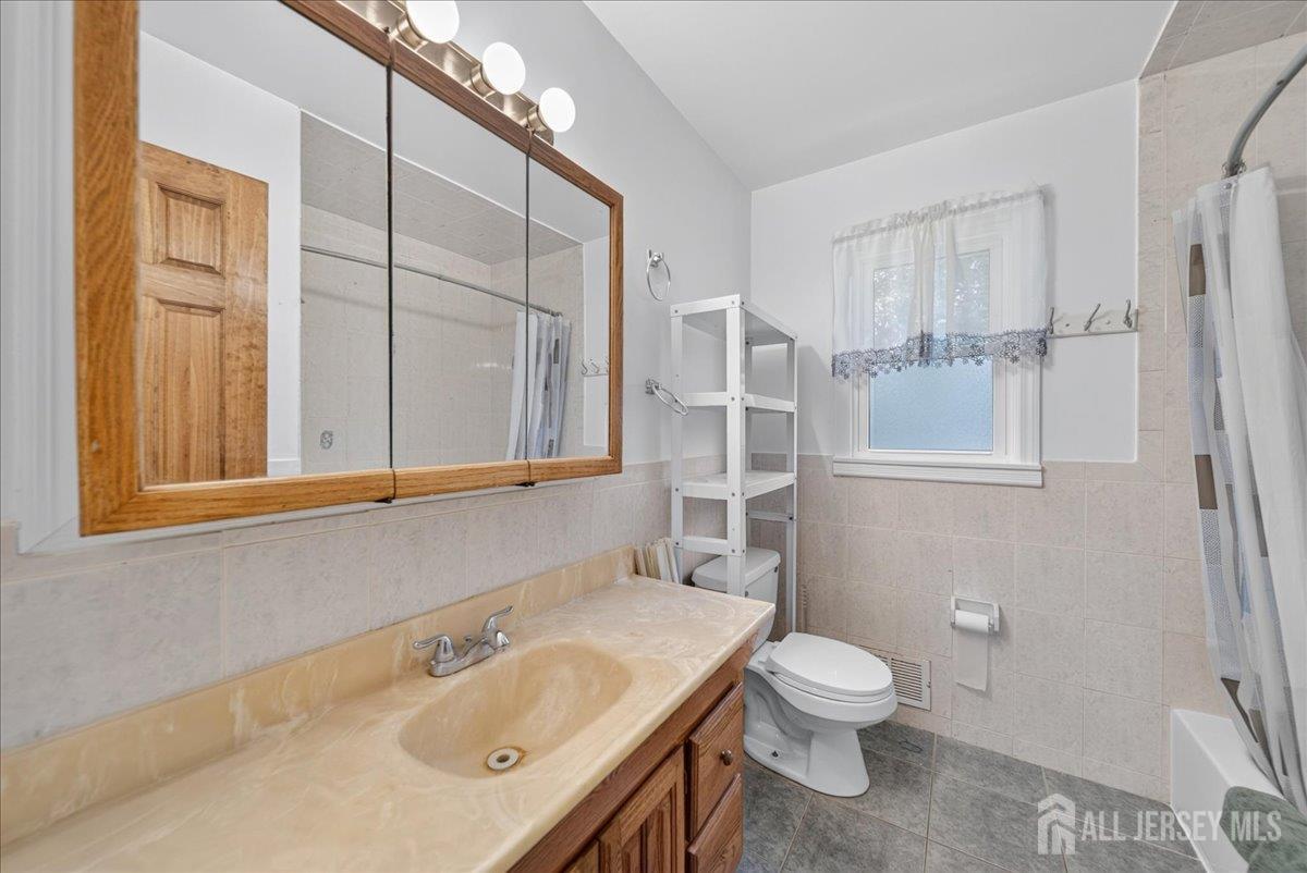 204 Marlin Road Fords, NJ 08863 - Photo 13 of 28 Gallery Image 13