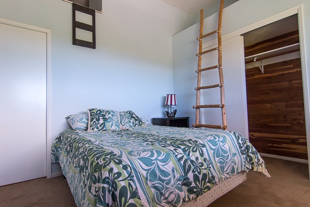 60 Oili Road Haiku, HI 96708 - Photo 19 of 30 a bedroom with a bed and a window