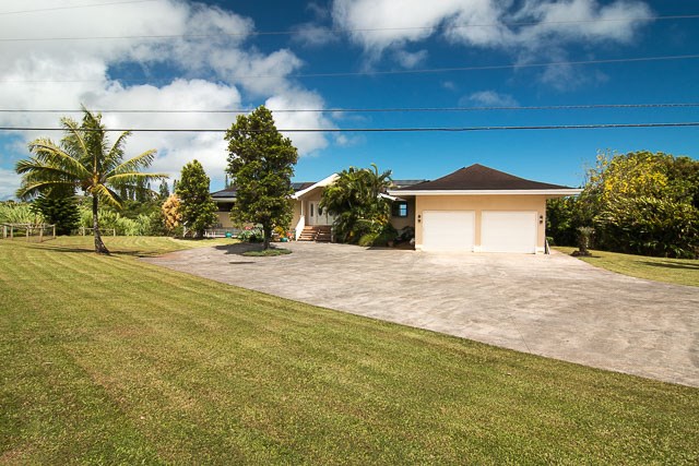60 Oili Road Haiku, HI 96708 - Photo 3 of 30 a view of a house with a yard